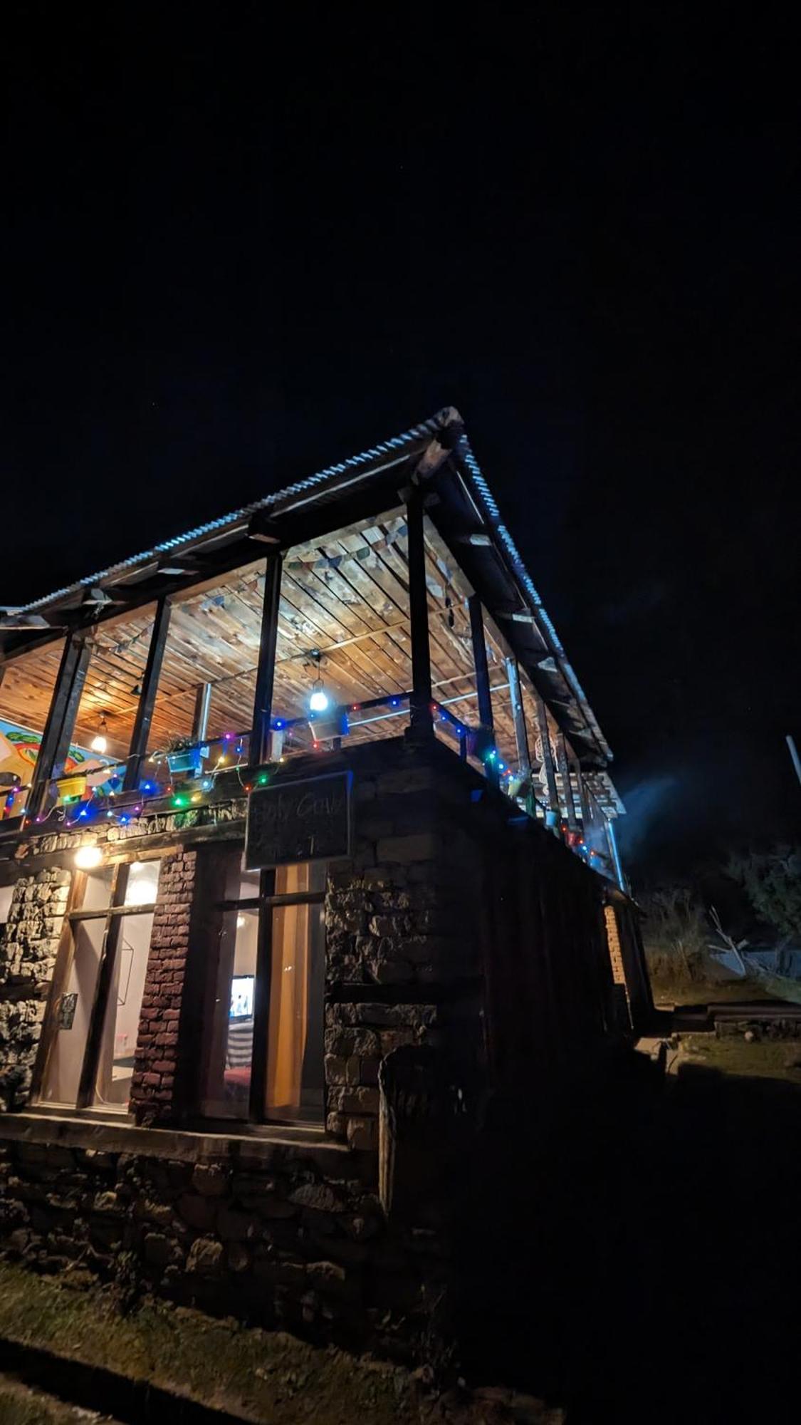 Отель Holy Cow Cafe & Beds Kalgha Экстерьер фото